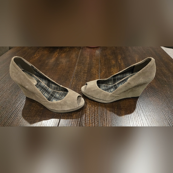 Chinese Laundry Taupe Peep-Toe Wedge Heels - Picture 1 of 4